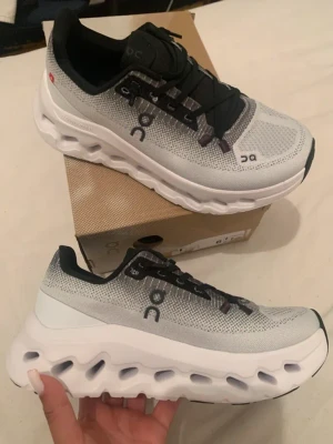 کتونی آن رانینگ کلود تیلت رنگ شیری طوسی مشکی سایز  39 تا 44 ON RUNNING CLOUD TILT GREY BLACK
